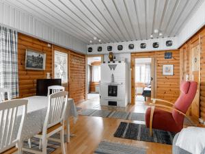 ein Wohnzimmer mit einem Tisch und einem Kamin in der Unterkunft Holiday Home Wuorilahti by Interhome in Savonlinna