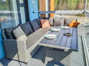 eine Couch und ein Tisch auf einer Terrasse in der Unterkunft Holiday Home Jymykatti by Interhome in Vuokatti