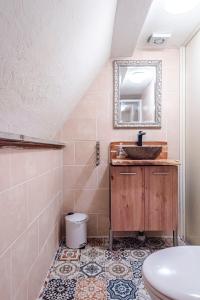 a bathroom with a sink and a mirror at Küstenwind in Zandvoort