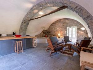 kuchnia i jadalnia z kamienną ścianą w obiekcie Holiday Home Maison Penta by Interhome w mieście Penta-di-Casinca