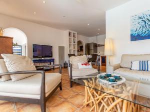 uma sala de estar com um sofá e uma mesa em Holiday Home Corsaires by Interhome em Vieux-Boucau-les-Bains