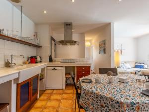 uma cozinha e sala de jantar com uma mesa com uma toalha de mesa em Holiday Home Corsaires by Interhome em Vieux-Boucau-les-Bains