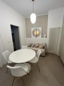 a white table and chairs in a living room at URBAN SUITE in Bari