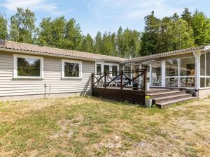une maison avec une grande terrasse couverte et une terrasse dans l'établissement Holiday Home Erikstorp Villan by Interhome, à Olofström