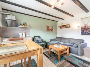 ein Wohnzimmer mit einem Sofa und einem Tisch in der Unterkunft Apartment Am Hohen Bogen-41 by Interhome in Arrach