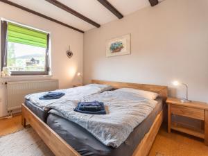 ein Schlafzimmer mit einem Bett mit blauen Handtüchern darauf in der Unterkunft Apartment Am Hohen Bogen-41 by Interhome in Arrach