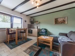 ein Wohnzimmer mit einem Sofa und einem Tisch in der Unterkunft Apartment Am Hohen Bogen-41 by Interhome in Arrach