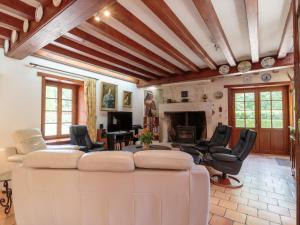 un soggiorno con un grande divano e sedie di Holiday Home Au bord du canal by Interhome a Mauzé-sur-le-Mignon