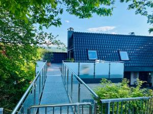 un escalier menant à un bâtiment à toit bleu dans l'établissement Ferienwohnung Waldblick, à Kaufungen