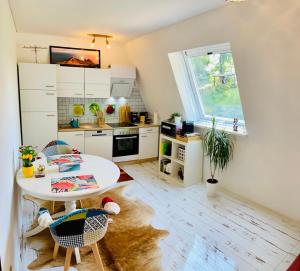 a kitchen with a table and chairs in a room at Ferienwohnung Waldblick in Kaufungen