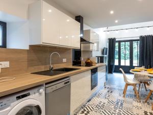 Kuchyňa alebo kuchynka v ubytovaní Apartment L'annexe by Interhome + 15 fotografií