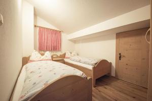 Una cama o camas en una habitación de Kofler zw den Wänden Apt Edelweiss