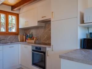 Kuchyň nebo kuchyňský kout v ubytování Chalet Anusach by Interhome