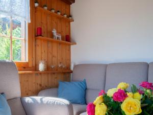 Posezení v ubytování Chalet Anusach by Interhome