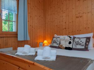 Postel nebo postele na pokoji v ubytování Chalet Anusach by Interhome
