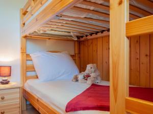 Postel nebo postele na pokoji v ubytování Chalet Anusach by Interhome