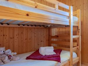 Postel nebo postele na pokoji v ubytování Chalet Anusach by Interhome