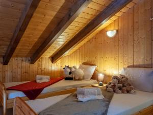 Postel nebo postele na pokoji v ubytování Chalet Anusach by Interhome