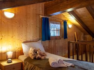Postel nebo postele na pokoji v ubytování Chalet Anusach by Interhome