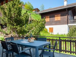 Balkón nebo terasa v ubytování Chalet Anusach by Interhome