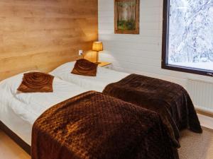 2 Betten in einem Zimmer mit 2 Decken in der Unterkunft Holiday Home Mustalampi 3 lintukoto by Interhome in Niskala
