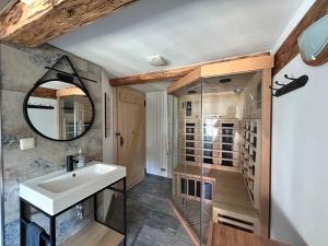 y baño con lavabo y espejo. en Apartment Frushi by Interhome, en Großschönau