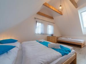 1 dormitorio con 2 camas en un ático en Holiday Home Cilka 2 by Interhome, en Stráž nad Nežárkou