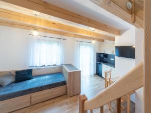 1 dormitorio con 1 cama y 1 dormitorio con cocina. en Holiday Home Cilka 2 by Interhome, en Stráž nad Nežárkou
