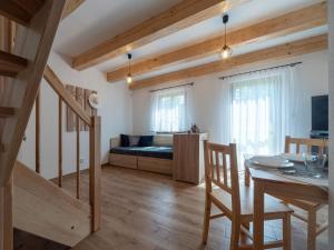Sala de estar con cama y mesa de comedor en Holiday Home Cilka 2 by Interhome, en Stráž nad Nežárkou