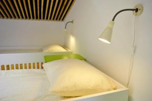 Rúm í herbergi á Youth Hostel Ajdovscina