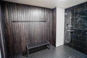 bagno con panca accanto alla doccia di Ruka Twin 3 bedroom Villa with Jacuzzi by Rukalodges a Ruka Altre 33 foto