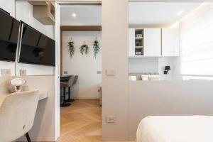 um quarto branco com uma cama e uma secretária em Da Carmine bilocale in Centrale em Milão