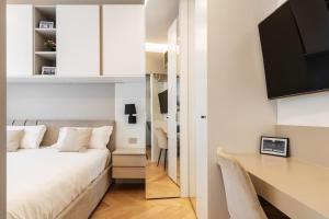 um quarto com uma cama e uma secretária em Da Carmine bilocale in Centrale em Milão