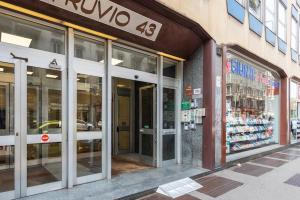 uma frente de loja com portas de vidro numa rua da cidade em Da Carmine bilocale in Centrale em Milão