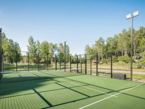 una pista de tenis con una red en Holiday Home Skarpsätter Sportgård by Interhome en Strängnäs