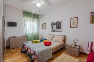 een slaapkamer met een bed met knuffels erop bij Villa Franca zona Arenella in Siracusa