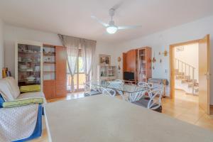 een woonkamer met een glazen tafel en stoelen bij Villa Franca zona Arenella in Siracusa