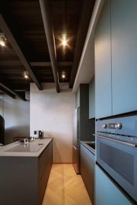 Dapur atau dapur kecil di Hermoso condominio con espectacular diseño