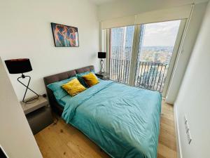 1 dormitorio con cama y ventana grande en Luxury Central Flat with Stunning Views and Pool en Londres