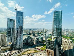 - une vue sur une ville avec deux grands bâtiments dans l'établissement Luxury Central Flat with Stunning Views and Pool, à Londres