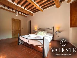 een slaapkamer met een bed in een kamer bij Via Ruga degli Orlandi - Valente Italian Properties in Pescia