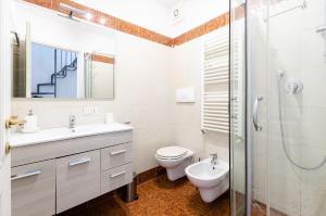 ein Bad mit einem WC, einem Waschbecken und einer Dusche in der Unterkunft EASY CENTRAL LOFT, Porta Romana - Fondazione Prada in Mailand