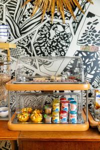 パリにあるHôtel Crayonの棚の食品の皿