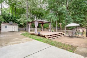 eine Holzterrasse mit einem Pavillon und einem Tisch in der Unterkunft Near Downtown and Hospital in Matthew NC and Dog Park in Matthews