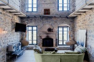a living room with a couch and a fireplace at Stone Oasis in Psíon