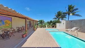 康塞桑達巴拉的住宿－Pousada Beth Shalom，庭院内一个带桌椅的游泳池