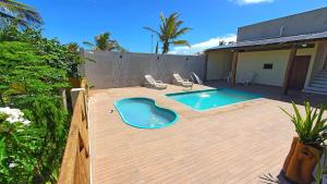 康塞桑達巴拉的住宿－Pousada Beth Shalom，木制甲板上的游泳池,配有两把椅子