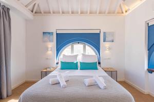 una camera da letto con un grande letto con due asciugamani di Feelathome Merced Apartments a Málaga