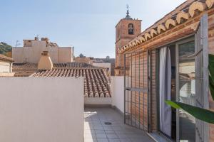 una vista desde el techo de un edificio con una torre en Feelathome Merced Apartments, en Málaga