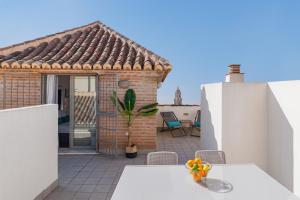 un tavolo con un cesto di frutta in cima a una casa di Feelathome Merced Apartments a Málaga